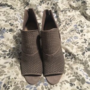 Vince Camuto Peep toe bootie